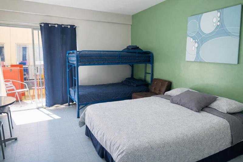 Banana Bungalow West Hollywood Hotel & Hostel - Los Angeles — Photos 3